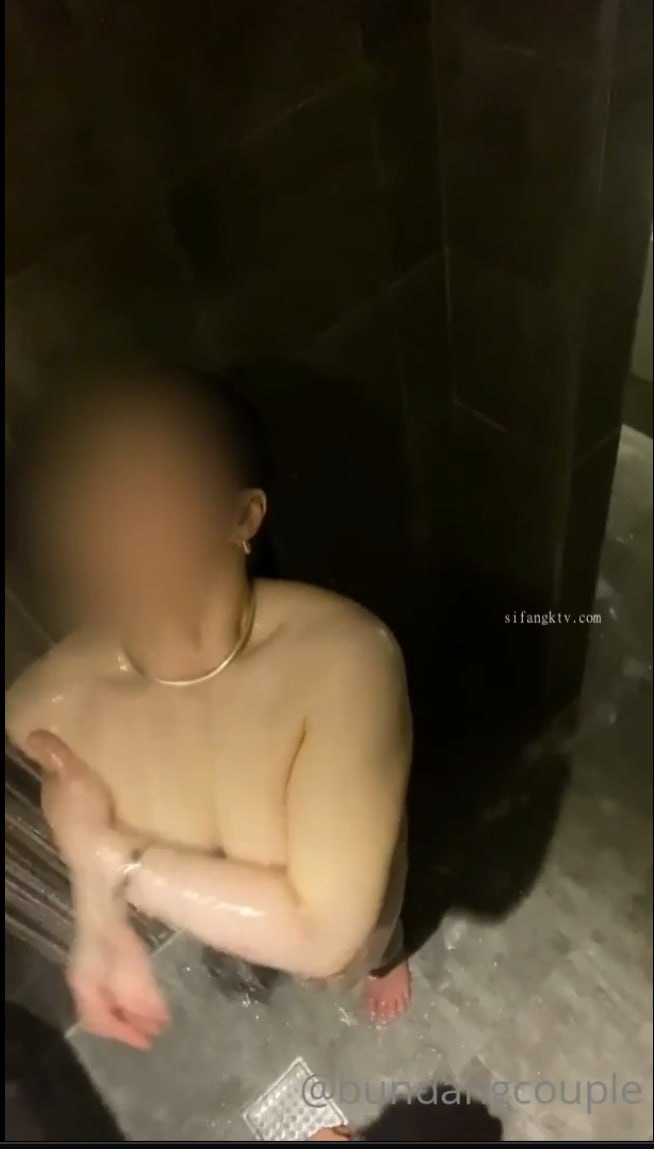 极品良家洗脚妹回酒店，近距离视角特写，黑色丝袜情趣护士装，骑乘打桩后入猛烈撞击